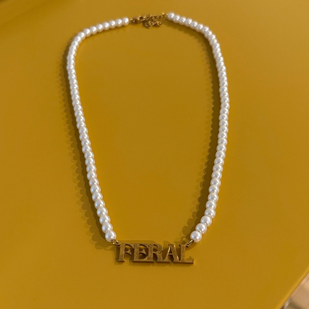 The Peach Fuzz Feral Pearl Necklace - Picture 2 of 3